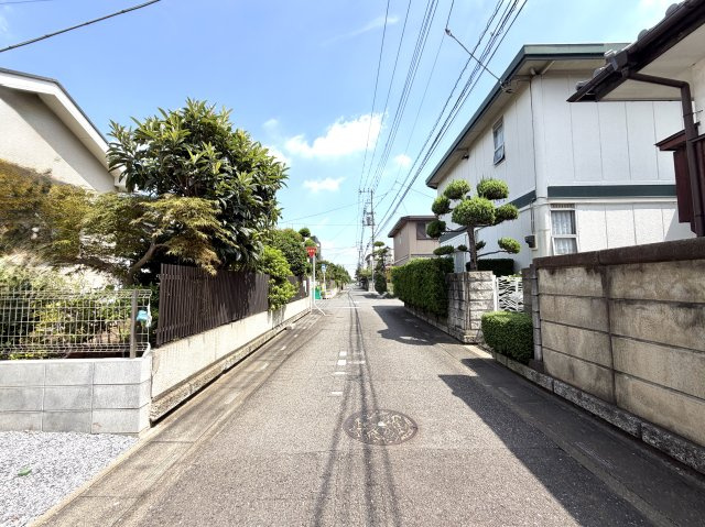 越谷市弥栄町５期クラフトピット　新築戸建の前面道路含む現地写真|舗装がしっかり整った綺麗な前面道路。歩道もありお子様の登下校や散歩も安全です。