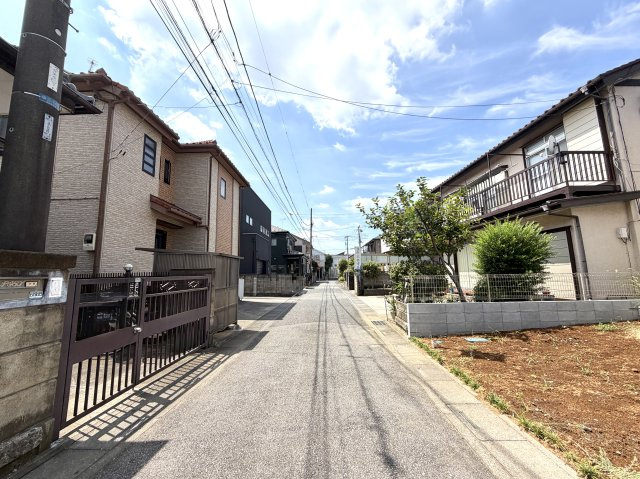 越谷市弥栄町５期クラフトピット　新築戸建の前面道路含む現地写真|突き当たりや交通の抜け道になっていない静かな道路。外からの侵入者が少なく防犯面も良好です。