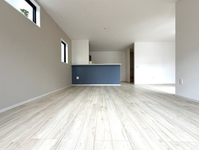 越谷市弥栄町５期クラフトピット　新築戸建の居間・リビング|開放感あふれる心地よいリビング空間。家族との会話が自然と弾む住まいの中心です。
