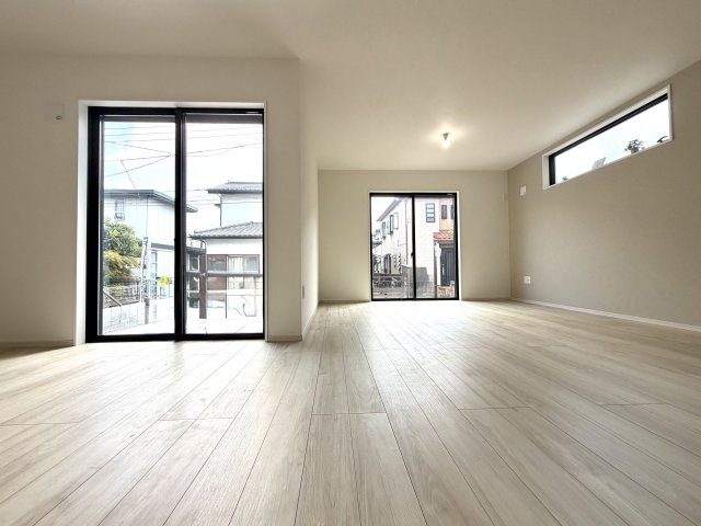 越谷市弥栄町５期クラフトピット　新築戸建の居間・リビング|家族の笑顔が集まる快適なリビング。吹き抜ける風と柔らかな陽光が心地よい空間を演出します。