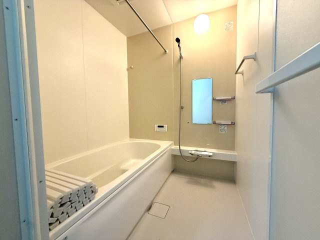 越谷市弥栄町５期クラフトピット　新築戸建の浴室|雨の日の衣類乾燥や冬場の暖房に役立つ浴室乾燥機付き。一年中快適な入浴タイムをサポートします。