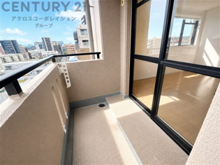 開放感あふれる眺望が魅力。青空の下に広がる街並みを一望でき、心地よい景色を楽しめます。視界を遮る建物も少なく、毎日の暮らしにゆとりを感じられる住環境です。