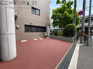 バルコニーからは開放感のある街並みを一望。視界が広く、青空を身近に感じられる爽やかな眺望が魅力です。毎日の暮らしに心地よさと開放感をもたらしてくれる住環境です。