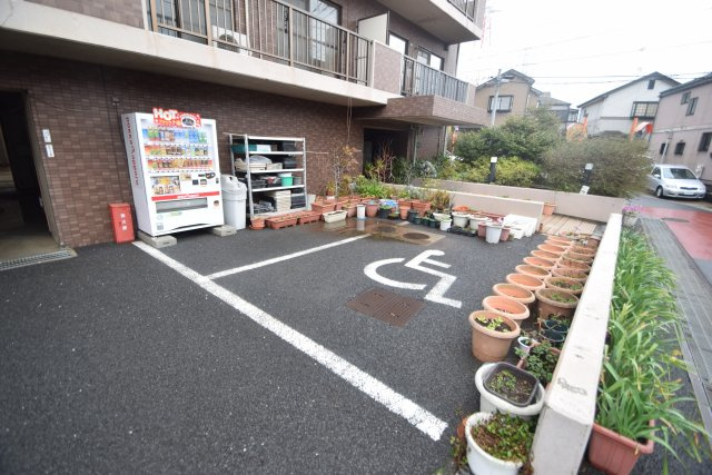 メイ・グリーン塚田の駐車場|車をお持ちの方に嬉しい駐車場付きの物件です