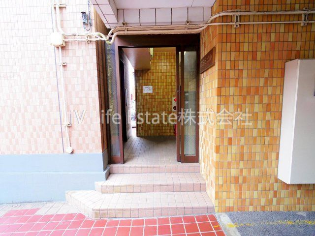 東大和市向原６丁目の賃貸マンションのエントランス