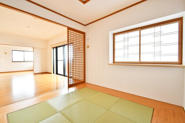 グリーンミユキ吉野町の和室|【和室：6.0帖】琉球畳張替でおしゃれな印象の落ち着く和室にリフォーム済！（2026年7月）障子及び襖も貼り替え済で、新しい環境ですぐにお使いいただけます。寝室や客間、お子様の遊ぶスペースとしても◎