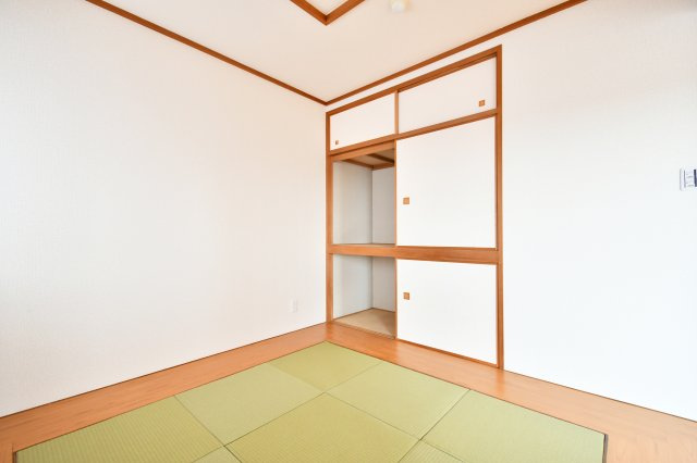 グリーンミユキ吉野町の和室|【和室：6.0帖】押入タイプの収納ですので、収納力も高く来客用の寝具もそのまま収納出来ます！畳ですので、フローリングより暖かく柔らかい為、寝る人にも優しいお部屋となっております。