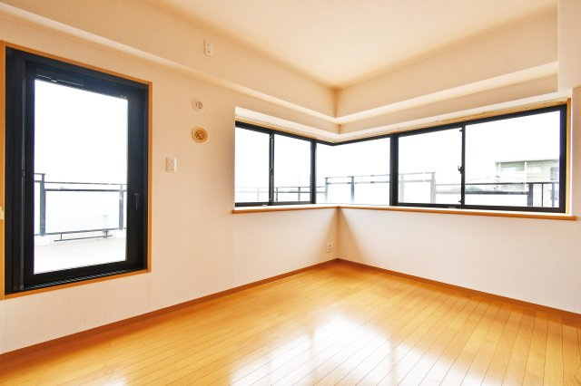 グリーンミユキ吉野町の洋室|【洋室①：6.0帖】大きな窓からの採光を取り入れられます。北東向きルーフバルコニーに面しており、見晴らしがよく、プライバシーも確保でき開放感のあるお部屋になります。