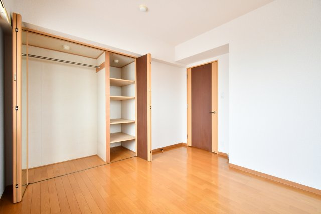 グリーンミユキ吉野町の洋室|【洋室②：5.9帖】こちらも収納付きのお部屋です。十分な大きさで、口部も広く、洋服の出し入れがラクラク出来ます。全室天井・壁クロス貼り替え、ルームクリーニング済！