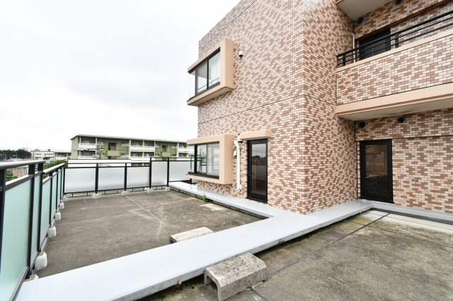 グリーンミユキ吉野町のバルコニー|【南向きルーフバルコニー：43.41㎡】4階部分からの眺望です。遮るものがなく、通風・陽当たり良好で眺望も良し◎お洗濯物もよく乾き、共働きも方も安心ですね！広いルーフは開放感◎