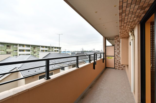 グリーンミユキ吉野町のバルコニー|南東向きバルコニー。北東向きルーフバルコニーからも自然光が取り込め、お洗濯が乾きにくい心配なし！ネット写真では伝わりきらない、南西向きならではの陽当りの良さや、心地よい風の抜けを直接ご確認いただけます