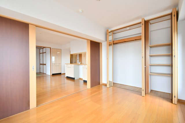 グリーンミユキ吉野町の洋室|【洋室①：6.0帖】こちらも収納付きのお部屋です。十分な大きさで、口部も広く、洋服の出し入れがラクラク出来ます。全室天井・壁クロス貼り替えしております。