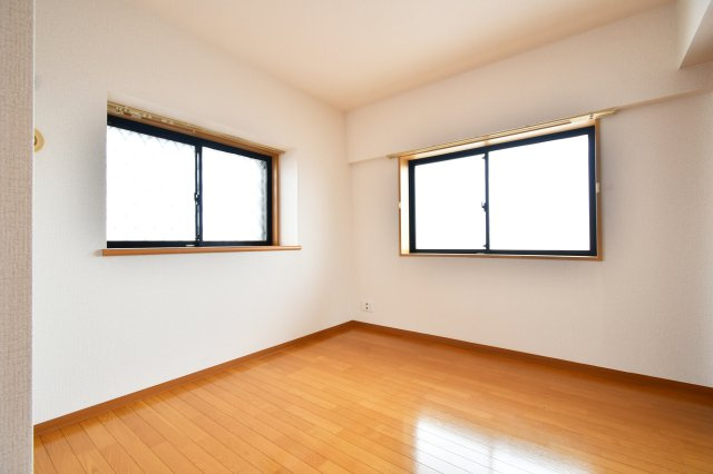 グリーンミユキ吉野町の洋室|【洋室②：5.9帖】全室天井・壁クロス貼り替えしております。全室クローゼット付きで荷物の整理整頓もしやすく、嬉しいポイントです！採光が入り明るく、お過ごしいただけます。
