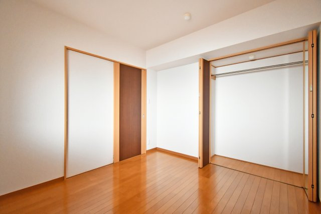 グリーンミユキ吉野町の洋室|【サービスルーム：6.0帖】全室天井・壁クロス貼り替えしております。『物件を今日見てみたい』など、当日のご案内も可能です。各洋室にクローゼットが付き、ライフスタイルに合わせてお使いいただけます。