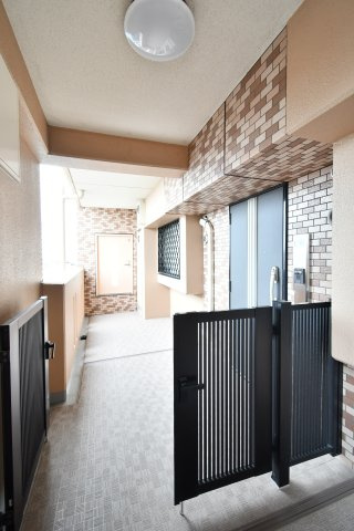 グリーンミユキ吉野町のバルコニー|【南向きルーフバルコニー：43.41㎡】4階部分からの眺望です。遮るものがなく、通風・陽当たり良好で眺望も良し◎お洗濯物もよく乾き、共働きも方も安心ですね！広いルーフは開放感◎