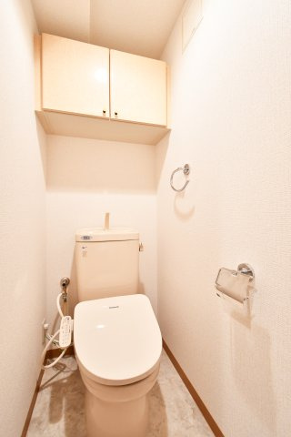 グリーンミユキ吉野町のトイレ|トイレ床クロス替え済、清潔感を保ちやすいトイレ空間。温水洗浄便座付き、毎日使う場所だからこそ快適性をしっかり確保。写真で暮らしを想像し、ご家族で内覧し収納・採光・動線・設備の使い勝手を確認ください。