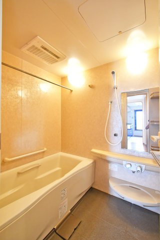 グリーンミユキ吉野町の浴室|シックで上品さを感じるバスルームはまるでホテルのような仕上がり。日常から解放できる癒しの空間となります。浴室乾燥暖房機付きで、雨の日のお洗濯や寒い日の入浴前も安心です。