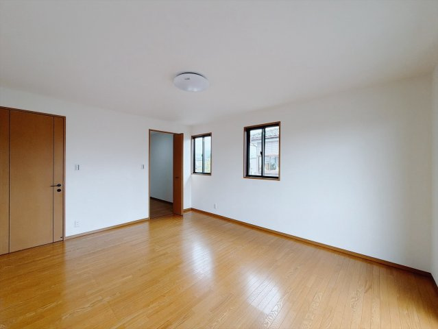 【中古戸建】邑楽郡大泉町城之内5丁目の洋室|■洋室｜ダブルベッドを置いても充分な広さを2Ｆのお部屋に設けております。お子様と家族みんなで寝るのも夢じゃありません♪窓からは光が差し込むので日中でも明るいお部屋です。