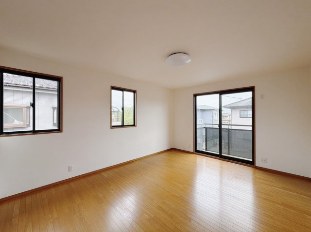 【中古戸建】邑楽郡大泉町城之内5丁目の洋室|■洋室｜バルコニーにも出られる2階の一室♪お勉強などに疲れたら気晴らしもできますね♪収納も大容量で、お部屋がいつでもスッキリ片付きます＊。