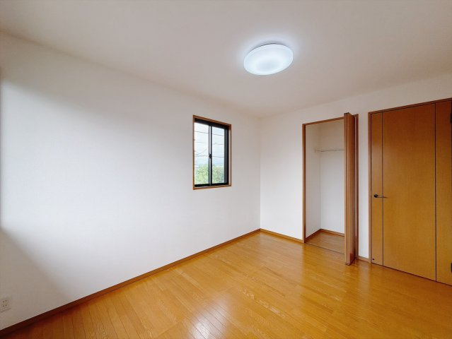 【中古戸建】邑楽郡大泉町城之内5丁目の洋室|■洋室｜ナチュラルカラーの床です。模様替えなどとても楽しく工夫できます♪陽当たり、風通しもとても良いので毎日快適な生活スタートです！