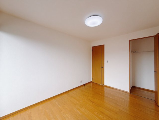 【中古戸建】邑楽郡大泉町城之内5丁目の洋室|■洋室｜2階各居室には収納をご用意しています♪常にお部屋を綺麗に保てます！小さなお子様も自然とお片付けができるようになるのでうれしいですよね！