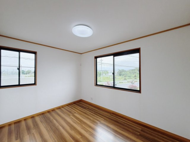 【中古戸建】邑楽郡大泉町城之内5丁目の洋室|■洋室｜木目調のフローリングは、ほっと心和む空間。様々な種類のインテリアグリーンを取り入れれば緑あふれる明るい空間にもなります。