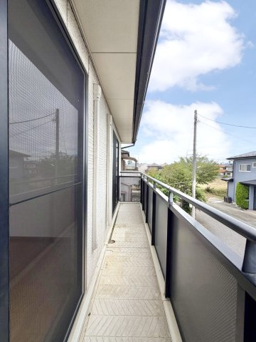 【中古戸建】邑楽郡大泉町城之内5丁目のバルコニー|■バルコニー｜バルコニーから入る日差しは暖かく、爽快な朝の目覚めを促してくれます♪洗濯物やお布団を干して太陽の香りを吸い込んだお布団で夜はおやすみください。