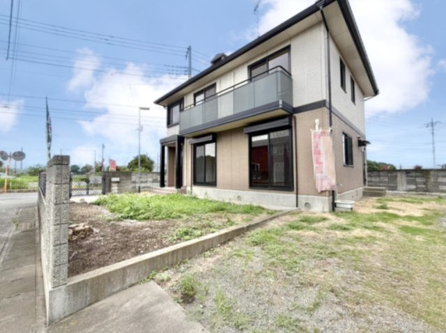 【中古戸建】邑楽郡大泉町城之内5丁目の外観|■外観｜広々とした駐車スペースで楽々駐車可能！お買い物後もスムーズにお荷物を運べます♪