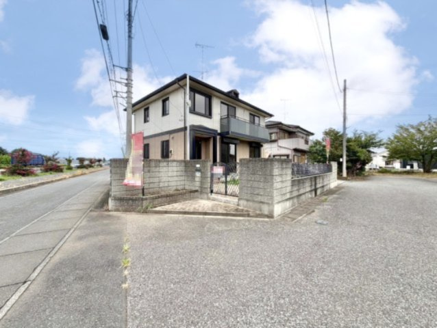 【中古戸建】邑楽郡大泉町城之内5丁目の外観|■外観｜角地に位置しているため開放感があり、日当たりや風通しも良好で、快適な生活環境が整っています♪