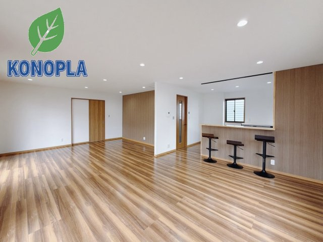 【中古戸建】邑楽郡大泉町城之内5丁目の居間・リビング|■リビング｜落ち着きのある表情を見せるリビングダイニング。太陽の光がたっぷり差し込むリビングは、自然とご家族が集まる居心地の良い空間です。