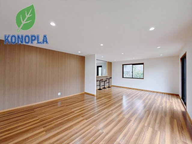 【中古戸建】邑楽郡大泉町城之内5丁目の居間・リビング|■リビング｜窓から射し込む陽射しが縦横に広がり、あたたかな空間を形作ります♪木目のきれいなフローリングとシンプルな壁紙は、一日中家に居ても飽きることなく過ごすことができる素敵な空間です♪