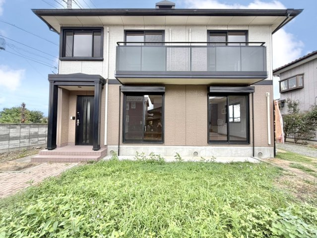 【中古戸建】邑楽郡大泉町城之内5丁目の外観|■外観｜外壁のアクセントカラーがオシャレな外観です。シンプルなデザインでありながらも「個性」を損なわず、お客様一人ひとりの暮らし方にフィットします。