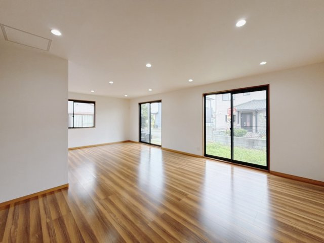 【中古戸建】邑楽郡大泉町城之内5丁目の居間・リビング|■リビング｜南側に大きな窓があるので、採光もバッチリとれます。明るい空間のリビングは自然と笑顔も増えます。