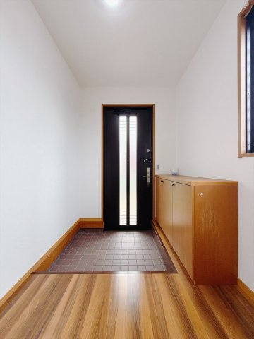 【中古戸建】邑楽郡大泉町城之内5丁目の玄関|■玄関｜毎日の「いってらっしゃい」や「お帰りなさい」を大切なご家族と過ごす玄関は〈使いやすさ〉を追求しております。玄関横の物入は急な来客時でもさっとお片付けできるスペースを確保しています。