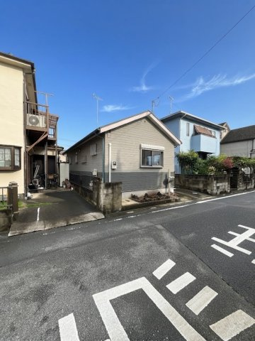 中古戸建の前面道路含む現地写真