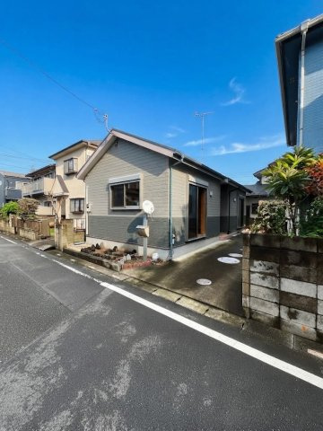 中古戸建の前面道路含む現地写真