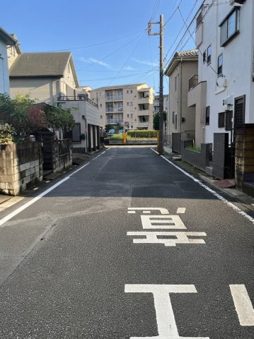 中古戸建の前面道路含む現地写真