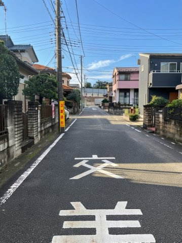 中古戸建の前面道路含む現地写真