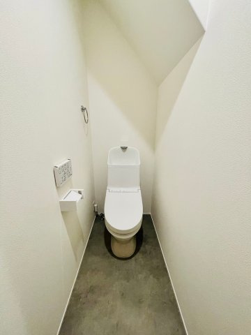 四ノ宮垣ノ内町　Bプラン|【施工例】
1階と2階の2ヶ所に配置しており、来客時や朝の身支度時にも同時に使えて嬉しい♪