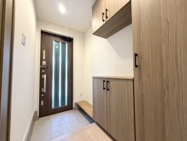 四ノ宮垣ノ内町　Bプラン|【施工例】
住まいの「顔」となる玄関。スッキリした玄関にできるシューズボックスは欠かせない存在ですね♪