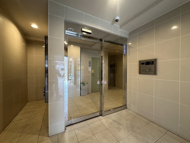 府中市府中町１丁目の賃貸マンションのエントランス