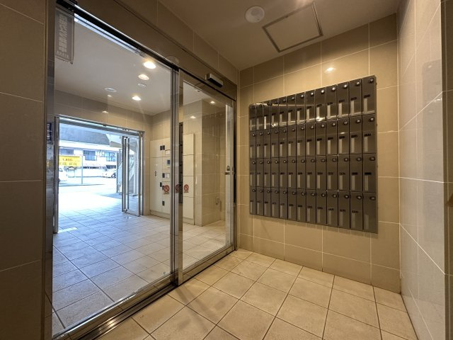 府中市府中町１丁目の賃貸マンションのエントランス
