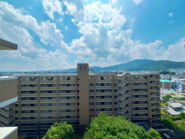 【展望】 | グリーンマンション神松寺ナチュレ　3番館☆仲介手数料無料☆ | 南向きに広がる開放的な眺望が魅力。視界の先には街並みと遠くの山々、広い空が広がり、毎日眺めるたびに心地よくリラックスできる景色です。