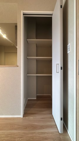 【収納】 | グリーンマンション神松寺ナチュレ　3番館☆仲介手数料無料☆ | リビングにあると便利な可動式棚付き収納。買い置きのストック品や普段使わないもの、季節用品、アウトドア用品などもたっぷり収納でき、住空間をすっきり保てます。