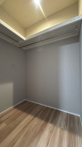 【収納】 | グリーンマンション神松寺ナチュレ　3番館☆仲介手数料無料☆ | 6.4畳のゆとりあるウォークインクローゼットは、L字に2本のハンガーパイプと上部棚を設置。衣類はもちろん、お布団や季節用品までまとめて収納でき、すっきり暮らせる頼もしい大容量収納です。