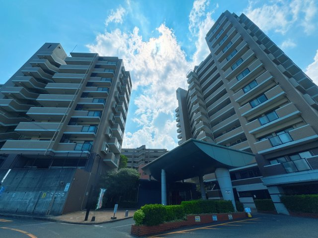【外観】 | グリーンマンション神松寺ナチュレ　3番館☆仲介手数料無料☆ | 片江小学校前バス停まで徒歩4分と、通勤・通学に便利な立地。周辺は落ち着いた住宅街で、穏やかに暮らせる住環境です。日々の買い物にも出かけやすく、便利さと住みやすさを兼ね備えています。