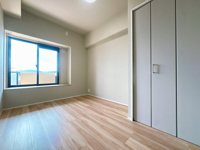 【洋室】 | グリーンマンション神松寺ナチュレ　3番館☆仲介手数料無料☆ | リビングに隣接した5.8畳洋室は、南面から優しい光が差し込む明るい空間。リフォーム済みのナチュラルな木目のフローリングが清潔感と温かみを感じさせ、照明付きで夜も快適に過ごせます。