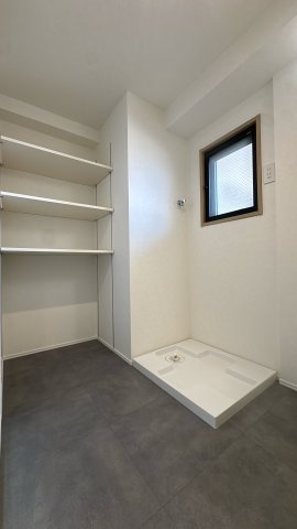 【ランドリースペース】 | グリーンマンション神松寺ナチュレ　3番館☆仲介手数料無料☆ | 窓付きの明るく清潔なランドリースペースは、自然光を取り込みながらしっかり換気もできる快適な空間。可動式棚にはタオルや洗剤、ストック類などをすっきり整理でき、使い勝手も抜群です。