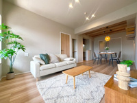 【居間・リビング】 | グリーンマンション神松寺ナチュレ　3番館☆仲介手数料無料☆ | 家具を配置しやすい長方形のリビングダイニング。ダイニングテーブルやソファを置いても動線を確保しやすく、ゆとりを持って快適に過ごせる使い勝手の良い空間です。