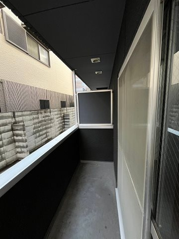 尼崎市南竹谷町１丁目のアパートのバルコニー